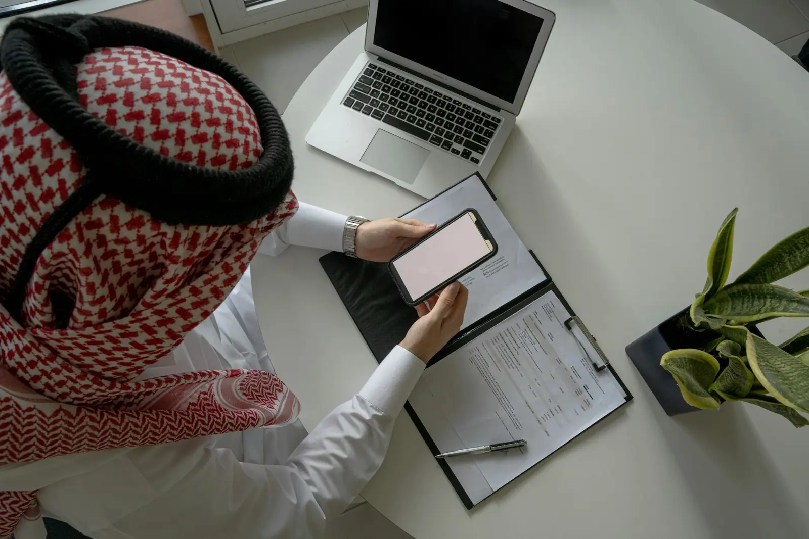 رجل أعمال يعمل على مكتبه