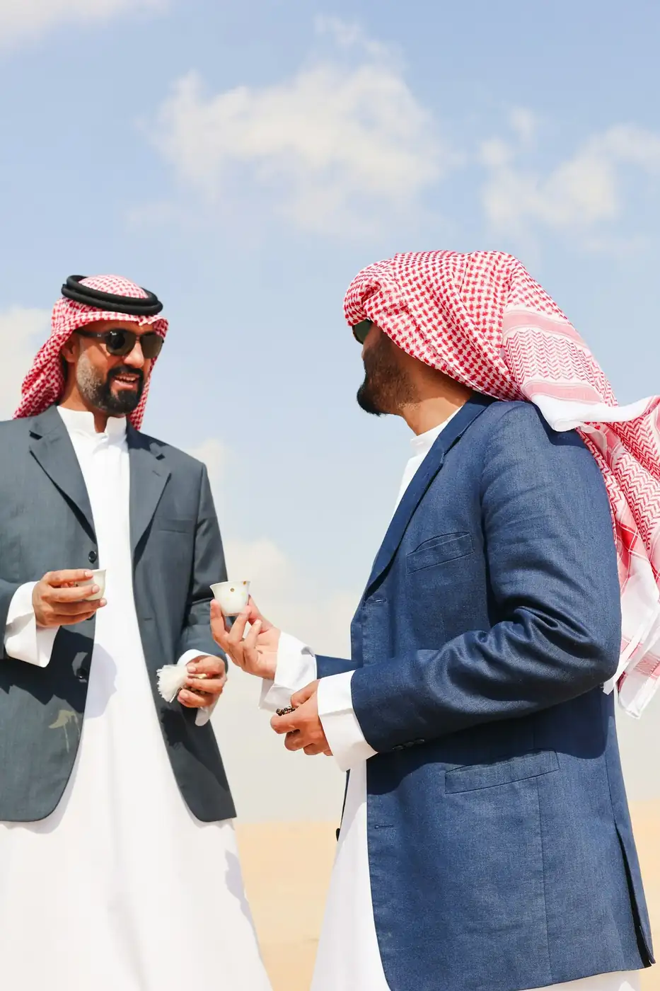 رجلا أعمال يتناقشان في الهواء الطلق